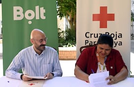 Fernando Berzosa, de Bolt Paraguay, y Yenny Benítez, de la CRP.