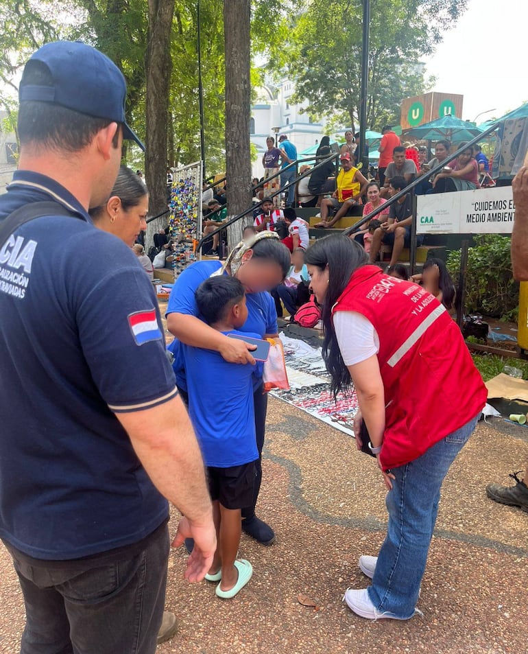 Reencuentro de una madre con su hijo que se extravió en medio de la multitud en Caacupé.