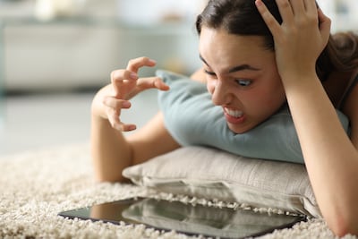 Mujer nerviosa por WiFi lento.
