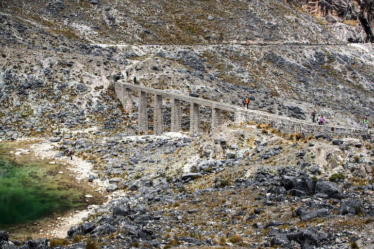 Turistas ascienden por la montaña y entre los acueductos en el monte Chacaltaya el 1 de marzo de 2026 en El Alto (Bolivia).