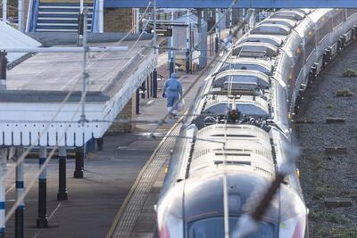 Vista este domingo de la estación de tren de Huntington (Reino Unido), donde ayer sábado un tren con destino a Londres se detuvo después de que varias personas fueran apuñaladas en Huntington, Gran Bretaña.