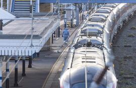 Vista este domingo de la estación de tren de Huntington (Reino Unido), donde ayer sábado un tren con destino a Londres se detuvo después de que varias personas fueran apuñaladas en Huntington, Gran Bretaña.