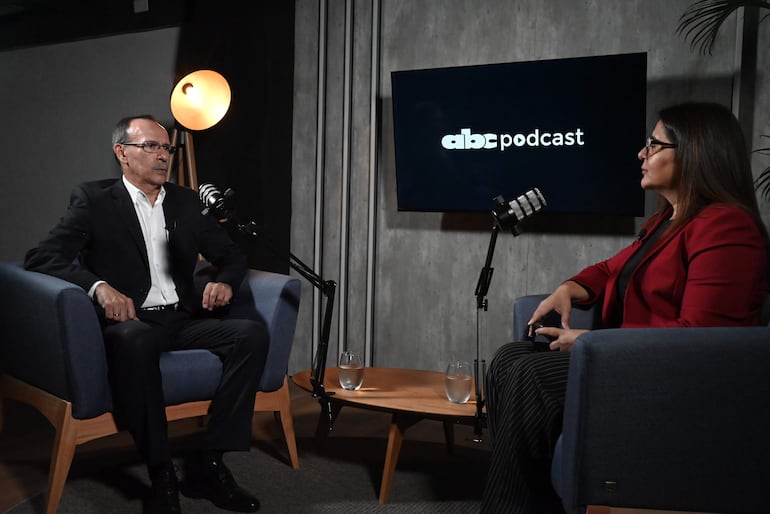 El ministro de Defensa, Gral. (R) Óscar González en el estudio entrevistado por la periodista Marta Escurra para On the record Podcast de ABC.