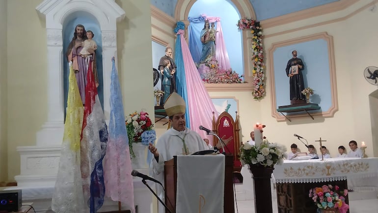Obispo Gabriel Escobar durante la homilia del novenario de Maria Auxiliadora