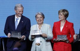 Los candidatos a la presidencia de Chile José Antonio Kast (i), del Partido Republicano y Social Cristiano; Jeannette Jara (c), de Unidad por Chile; y Evelyn Matthei, de Chile Grande y Unido, posan durante el debate ENADE 2025, este martes, en Santiago (Chile).