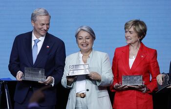 Los candidatos a la presidencia de Chile José Antonio Kast (i), del Partido Republicano y Social Cristiano; Jeannette Jara (c), de Unidad por Chile; y Evelyn Matthei, de Chile Grande y Unido, posan durante el debate ENADE 2025, este martes, en Santiago (Chile).