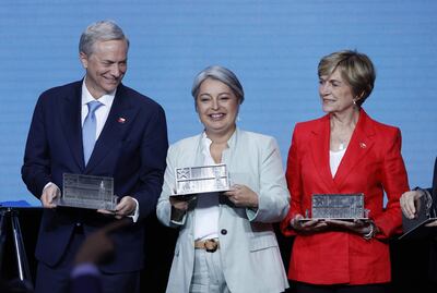 Los candidatos a la presidencia de Chile José Antonio Kast (i), del Partido Republicano y Social Cristiano; Jeannette Jara (c), de Unidad por Chile; y Evelyn Matthei, de Chile Grande y Unido, posan durante el debate ENADE 2025, este martes, en Santiago (Chile).