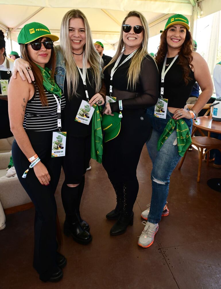 Lourdes Rejala, Leti y Vivi Hrisuk junto con Marian Sanabria. 