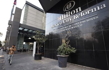 otografía que muestra la fachada del Hotel Hilton este lunes, en Ciudad de México (México). A falta de cinco meses para su inicio, la fiebre por el Mundial de Fútbol ya se hace notar en el sector hotelero de México, que está experimentando una subida de precios generalizada para estas fechas con incrementos de tarifas de hasta el 300%, según indicaron a EFE varios especialistas. EFE/ Sáshenka Gutiérrez