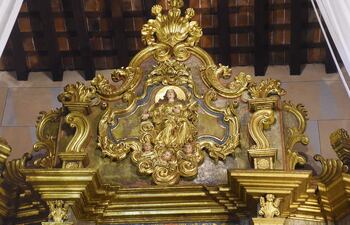 Vista del detalle superior del retablo de San Carlos Borromeo cuya puesta en valor fue presentada hoy en la Iglesia de la Santísima Trinidad.