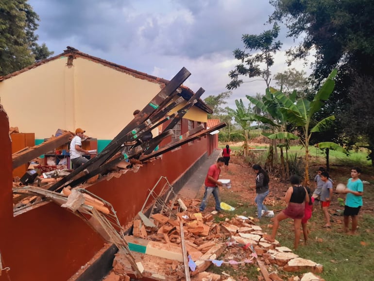 Padres de familia y vecinos trabajaron para intentar recuperar algunos objetos didácticos de la sala derrumbada.