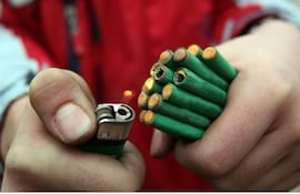 Imagen de referencia sobre la manipulación de pirotecnia.