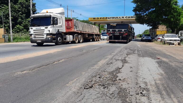 En la cabecera del puesto de la Patrulla Caminera de Guarambaré, la vía se encuentra en pésimo estado.