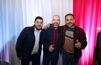 Julio Rolando González (i)y el concejal de Asunción Nasser Esgaib (d), hijo del diputado sancionado, Yamil. Todos con título de la Sudamericana.