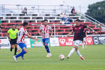 Jorge Mendoza (derecha), capitán de Guaireña, intenta realizar un pase ante la cobertura defensiva de Ulises González.