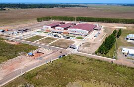 El Hospital General de Coronel Oviedo, cuya construcción se inició en 2021, es promocionado como uno de los más modernos del país.