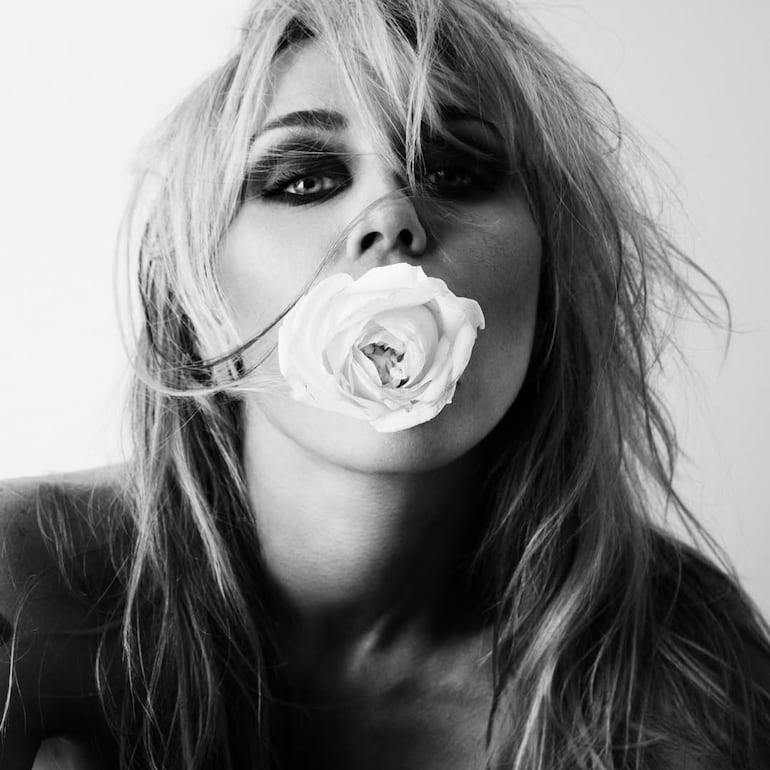 Miley Cyrus anunció el lanzamiento de su nuevo álbum junto a esta postal en blanco y negro. (Instagram/Miley)
