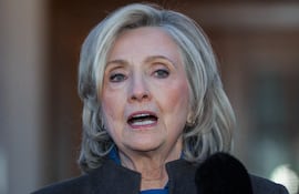 La exprimera dama y exsecretaria de Estado Hillary Clinton habla tras declarar ante el Comité de Supervisión de la Cámara de Representantes en Chappaqua, Nueva York, EE. UU.