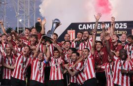 Jugadores de Estudiantes celebran este sábado, al ganar la final del Trofeo de Campeones entre el Club Estudiantes de La Plata y el Club Atlético Platense en el Estadio Único de San Nicolás, en San Nicolás (Argentina).