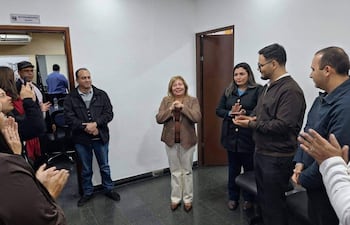 Nidia Rosa Mercado de Santander en abrigo negro, sonriente y tranquila durante su nombramiento en la Facultad de Filosofía.