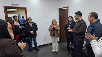 Nidia Rosa Mercado de Santander en abrigo negro, sonriente y tranquila durante su nombramiento en la Facultad de Filosofía.