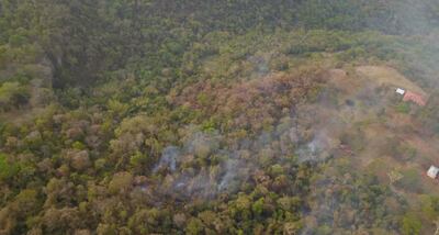El humo de los últimos focos de calor que ayer fueron controlados en el Ybytyruzú.
