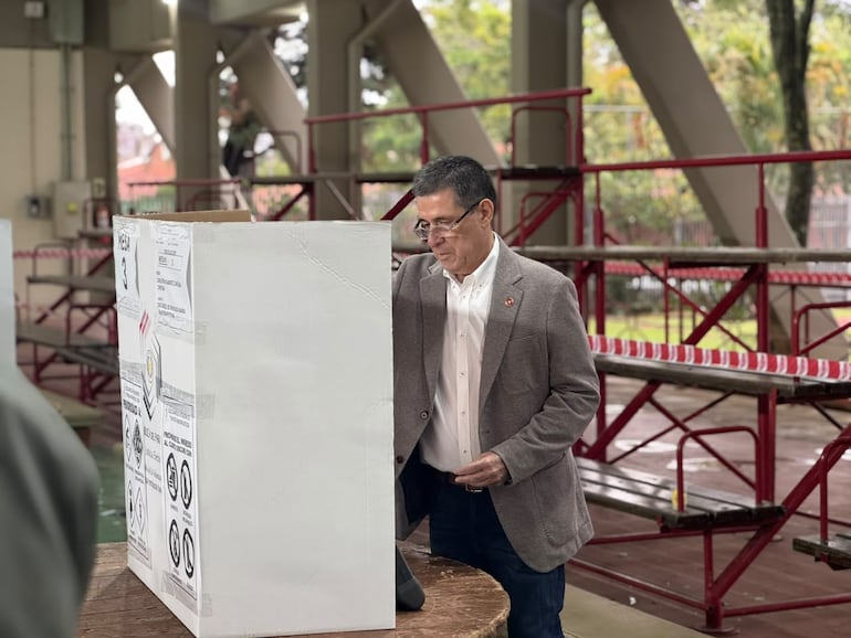 Horacio Cartes votando en las elecciones municipales. Foto: Osmar Henry/ABC TV.