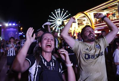 AME1401. ASUNCIÓN (PARAGUAY), 21/11/2025.- Seguidores del Club Atlético Mineiro celebran en el fan fest de la costanera José Asunción Flores este viernes, en Asunción (Paraguay). Más de 6.000 hinchas del brasileño Atlético Mineiro y del argentino Lanús han ingresado a Paraguay para presenciar la final de la Copa Sudamericana de 2025 y aún se espera la llegada de decenas de autobuses con las barras organizadas de ambos equipos, informó este viernes el director de Migraciones, Jorge Kronawetter. EFE/ Mauricio Dueñas Castañeda
