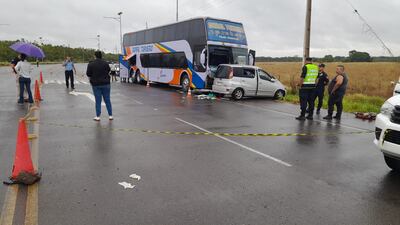 Un ómnibus de turismo impactó contra un automóvil en el que viajaba una familia que regresaba a su hogar tras visitar a su hijo en el Colegio de Policía. Dos personas fallecieron y otra dos se encuentran gravemente en el Hospital regional de Pilar.