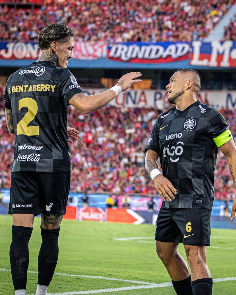 El defensor uruguayo de Olimpia, Bryan Bentaberry celebra con el capitán Richard Ortiz, el autor del tanto ganador en el Superclásico correspondiente a la sexta fecha del torneo Apertura 2026.