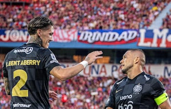 El defensor uruguayo de Olimpia, Bryan Bentaberry celebra con el capitán Richard Ortiz, el autor del tanto ganador en el Superclásico correspondiente a la sexta fecha del torneo Apertura 2026.