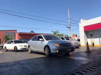 Vehículos con matricula paraguaya formando fila para la compra de combustible en Argentina.