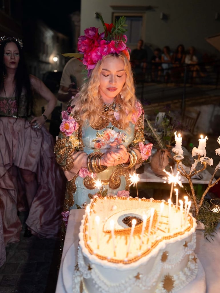 La emblemática Madonna a punto de apagar las velitas de su torta de cumpleaños. (Instagram/Madonna)