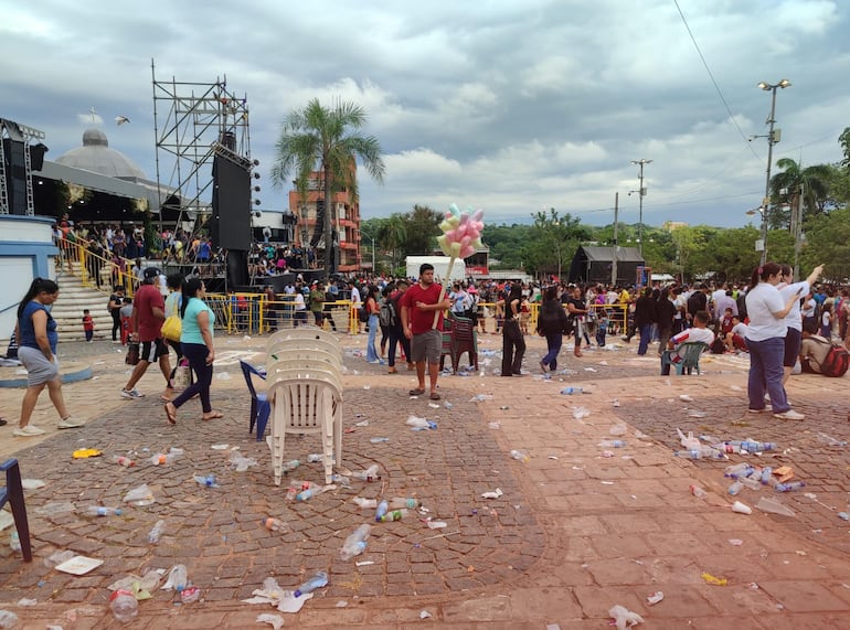 En la explanada de la basílica se vio una importante cantidad de botellas y bolsas.