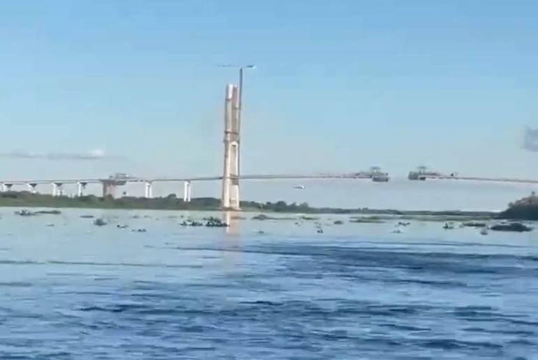 El aviòn habria volado por debajo del puente