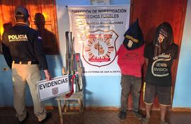 Los dos detenidos con las evidencias incautadas.