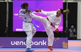 Joysi Tinoco (d) de Nicaragua y Ana Vasquez de Venezuela compiten por medalla de oro en la categoría karate 50 kilogramos femenino, en los II Juegos Panamericanos Junior ASU 2025 este sábado, en Luque (Paraguay). EFE/Rodrigo Sepulveda