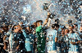Los jugadores de Racing celebran con el trofeo de la Copa Sudamericana obtenido el pasado 23 de noviembre ante el Cruzeiro de Brasil en Asunción, Paraguay, antes del partido del Torneo de la Liga Argentina de Fútbol Profesional 2024 entre Racing Club y Estudiantes de La Plata en el Estadio Presidente Perón de Avellaneda. Provincia de Buenos Aires.