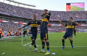 Leandro Paredes (c) celebra su gol de penal para el triunfo de Boca Juniors sobre River Plate, este domingo en el superclásico del fútbol argentino.