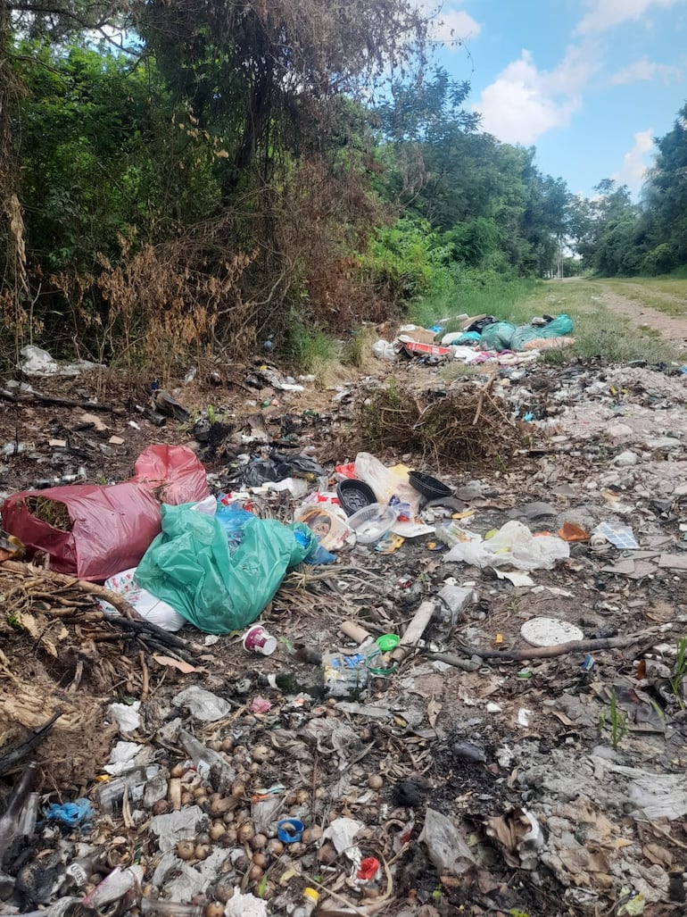 El barrio Pirayu'i a mil metros del centro de la ciudad veraniega se encuentra atestado de basuras.