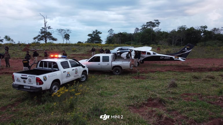 Policías de Antinarcóticos de Asunción y la agente fiscal Elva Cáceres, en el procedimiento en el que se incautó la aeronave boliviana.
