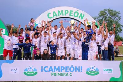 El plantel del Sportivo Iteño que conquistó el título de la Primera División C y por consiguiente el asenso a Primera División B, en la temporada 2024.