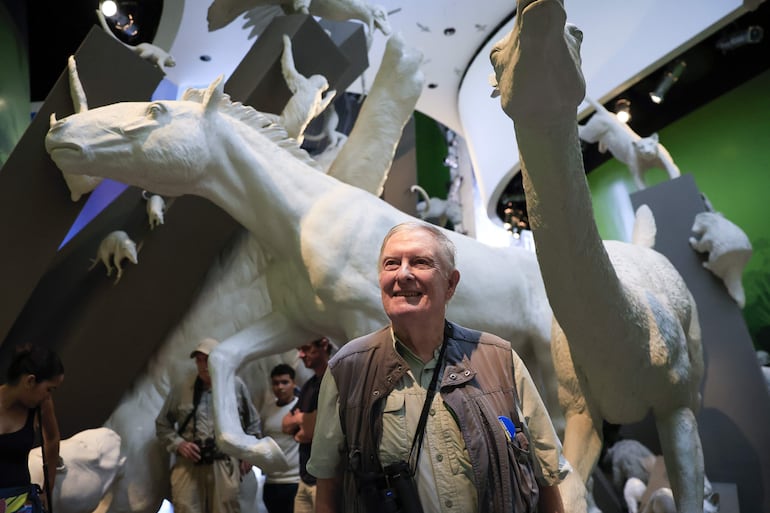 El estadounidense Robert S. Ridgely reacciona durante una visita al Biomuseo este viernes, en ciudad de Panamá (Panamá).