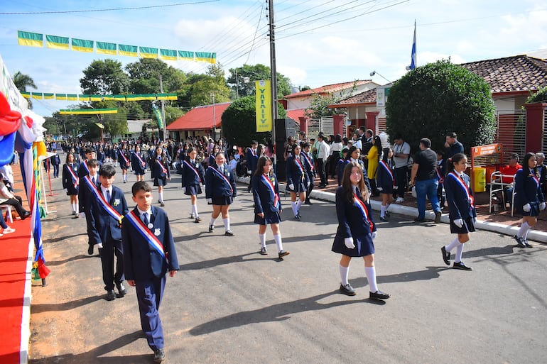 Estudiantes de la Cuna del Ao Po'i rindieron homenaje a su ciudad.