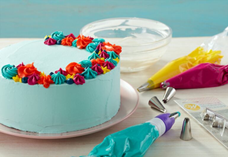 Festonear es también decorar las tortas con rosetones y adornos de crema.