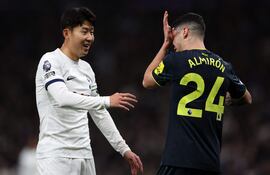El delantero surcoreano del Tottenham Hotspur #07 Son Heung-Min (L) se disculpa con el centrocampista paraguayo del Newcastle United #24 Miguel Almirón (R) después de chocar durante el partido de fútbol de la Liga Premier inglesa entre Tottenham Hotspur y Newcastle United en el estadio Tottenham Hotspur de Londres. el 10 de diciembre de 2023.