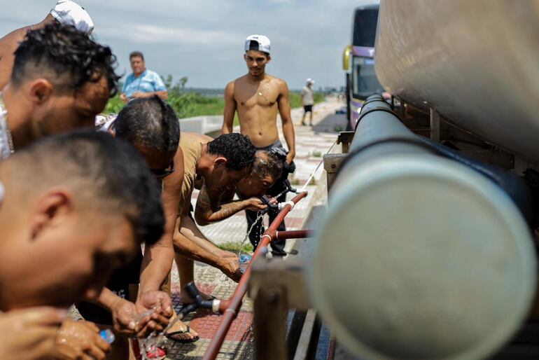 Essap asistió a hinchas de Cruzeito Brasil con camión cisterna con agua potable en la Costanera de Asunción.