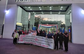 Integrantes del Sindicato Auténtico de Defensa del IPS (Sinadips) se manifestaron frente al Hospital de Especialidades Quirúrgicas Ingavi.