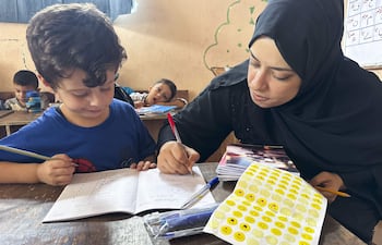 JAN YUNIS (PALESTINA), 04/10/2026.- La profesora gazatí Sahar Abu Shibika impartía una clase de ciencias en una tienda de campaña en Jan Yunis (sur de la Franja) cuando una supuesta bala perdida israelí le impactó. "Sentí un dolor agudo y oí un ruido, así que intenté proteger a los alumnos", que al verla cubierta de sangre entraron en pánico, dice a EFE postrada en una cama de hospital. EFE/-