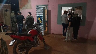 Parte frontal de una de las casas allanadas.